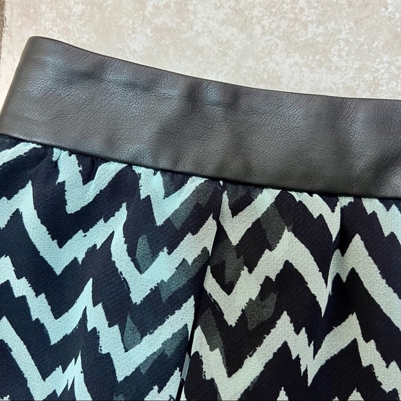 NWOT BCBGeneration Black Teal Chevron Print Pleated Mini Skirt - Picture 4 of 11